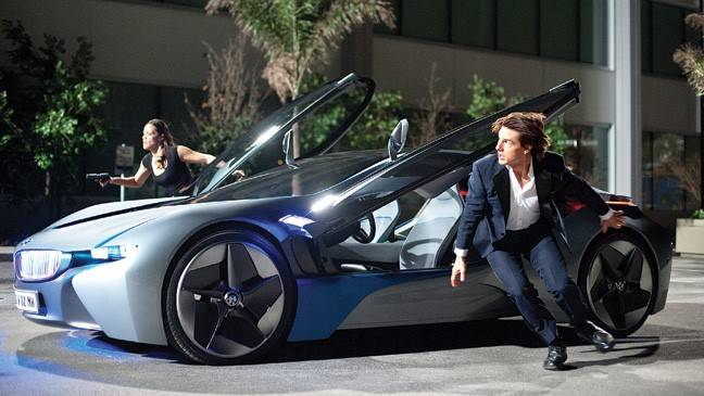 ‘미션 임파서블: 고스트 프로토콜’에 등장한 BMW i8. 2015년 영화 개봉과 신차 출시가 맞물리면서, 국내에서는 출시가격 2억원이 넘는 i8의 초기 물량 185대가 한 달 만에 완판됐다. 아시아 국가 가운데 한국에만 50대가 추가 물량을 배정할 정도로 톰 크루즈급 인기를 누렸다. [‘미션 임파서블: 고스트 프로토콜’]