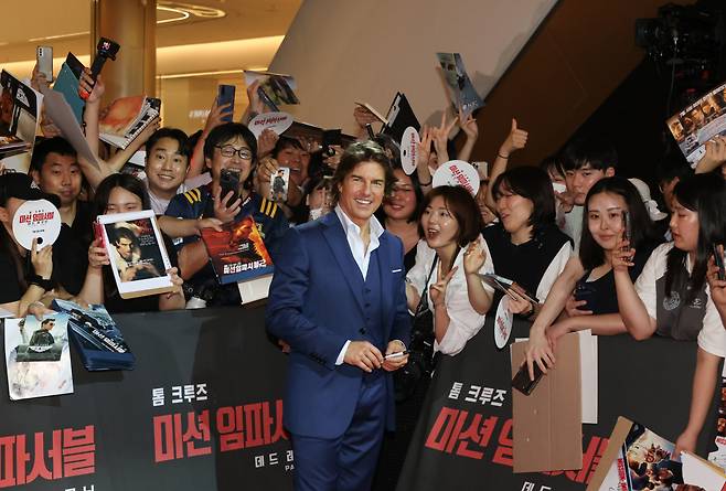 배우 톰 크루즈가 지난달 29일 서울 송파구 롯데월드몰에서 열린 영화 '미션임파서블: 데드 레코닝 파트원' (미션 임파서블 7) 레드카펫 행사에서 팬들과 인사를 나누고 있다. [연합]