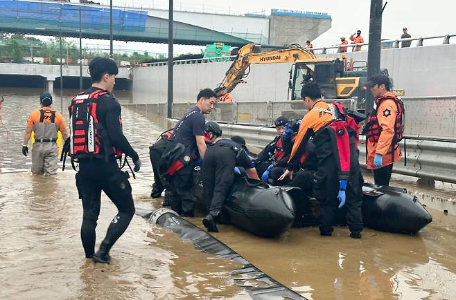 16일 폭우로 침수된 청주시 흥덕구 오송읍 궁평2 지하차도 앞에서 소방 관계자들이 이날 수색작업을 시작하고 있다. [연합]