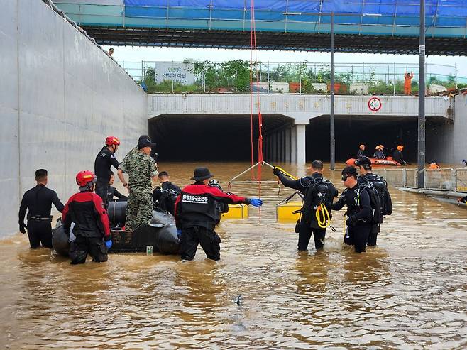 지난 15일 육군 특수전사령부 13특수임무여단 장병들이 소방요원들과 충북 청주시 오송읍 궁평리 지하차도에서 실종자 수색작전을 펼치고 있다. [연합]