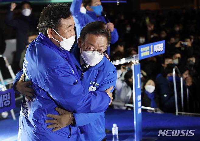 [광주=뉴시스] 최동준 기자 = 이재명 더불어민주당 대표와 이낙연 전 대표가 지난해 2월18일 광주 동구 5.18 민주광장에서 열린 대선 유세에서 포옹하고 있다. 2022.02.18. photocdj@newsis.com