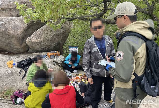 [사천=뉴시스] 차용현 기자 = 16일 국립공원공단 한려해상국립공원사무소는 여름성수기를 맞아 불법 무질서행위에 대한 집중단속에 나선다고 밝혔다. 사진은 국립공원관계자가 남해군 금산지구에서 자연공원법 위반행위를 단속하는 모습. 2023.07.16.(사진=한려해상국립공원사무소)photo@newsis.com