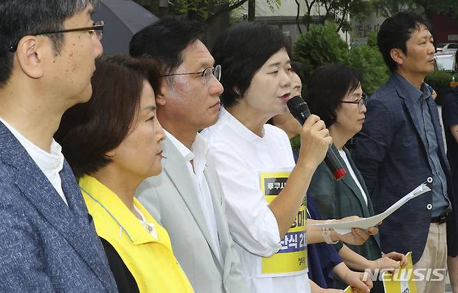 [서울=뉴시스] 최진석 기자 = 후쿠시마 핵오염수 투기 저지 단식농성 21일째인 이정미(왼쪽 네번째) 정의당 대표가 16일 서울 종로구 주한 일본대사관 앞 농성장에서 특별기자회견을 열고 단식농성 중단을 알리고 있다. 2023.07.16. myjs@newsis.com