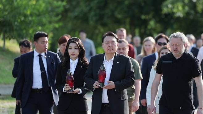 폴란드 수도 바르샤바에서 국빈급 공식 방문 일정을 마치고 우크라이나를 전격 방문한 윤석열 대통령과 김건희 여사가 15일(현지시간) 키이우 인근의 부차시 학살현장 추모공간에 방문하고 있다. 윤 대통령은 이후 볼로디미르 젤렌스키 대통령과 정상회담을 열어 인도적 구호품을 포함한 지원 방안 등을 논의할 예정이다. 연합뉴스