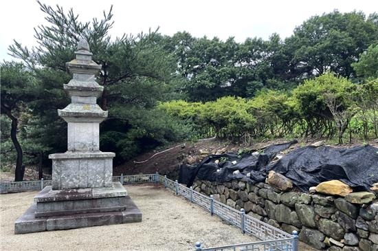 보물로 지정된 전남 '영광 신천리 삼층석탑' 인근 석축이 무너져 있다. 문화재청