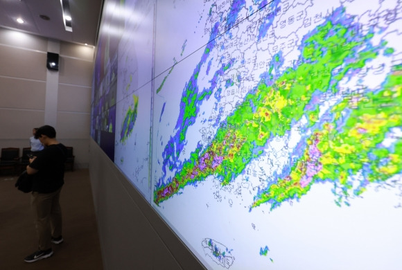 남부지방에 드리운 비구름 - 16일 오전 정부서울청사 상황실 현황판에 남부지방 비구름 레이더 영상이 표시되고 있다. 2023.7.16  연합뉴스