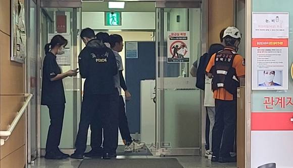 청주시 흥덕구 오송읍에서 발생한 지하차도 침수 사고 실종자의 수습된 시신들이 옮겨진 병원 응급실 입구에 경찰과 소방당국 관계자들이 조사를 진행하고 있다. 이종익 기자