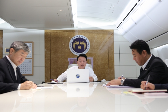 공군 1호기에서 호우 대책회의 갖는 윤석열 대통령 - 우크라이나 전격 방문을 마친 윤석열 대통령이 16일(현지시간) 폴란드 한 지방공항에서 바르샤바 쇼팽국제공항으로 향하는 공군 1호기에서 조태용 국가안보실장 등과 호우 대책회의를 하고 있다. 2023.7.16 연합뉴스