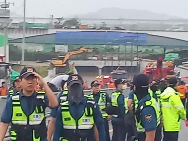 16일 충북 청주시 오송읍 궁평 2지하차도 앞에 경찰이 대기하고 있다. 사진=양종곤 기자