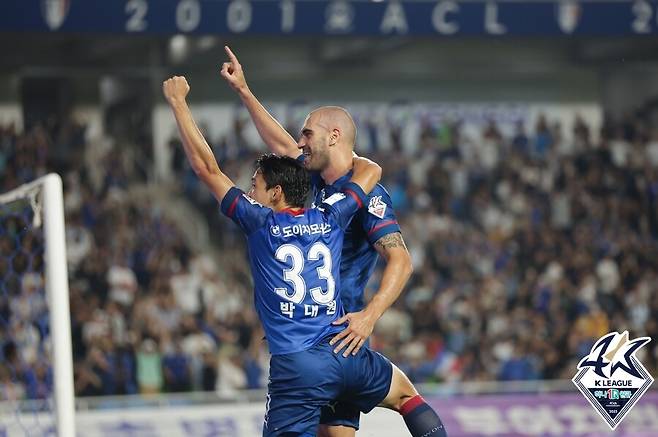 ▲ 수원이 전진우와 뮬리치의 연속골에 힘입어 선두 울산을 잡았다. ⓒ한국프로축구연맹