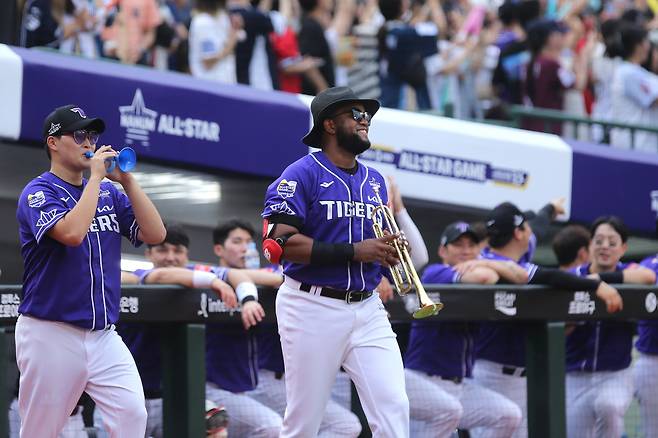 소크라테스 브리토(맨 오른쪽)가 15일 부산 사직야구장에서 열린 2023 KBO 올스타전에서 팀 동료들과 트럼펫을 불며 타석에 입장하고 있다. /사진=KIA 타이거즈