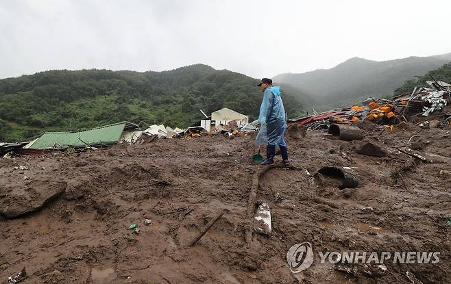 산사태 매몰 실종자 수색하는 경찰 (예천=연합뉴스) 윤관식 기자 = 15일 오후 경북 예천군 효자면 백석리의 한 마을이 집중호우로 인한 산사태로 초토화된 가운데 실종자 수색이 진행되고 있다.
    이 마을에서 주택 5가구가 매몰돼 4명이 사망하고 1명을 수색 중이다. 2023.7.15 psik@yna.co.kr