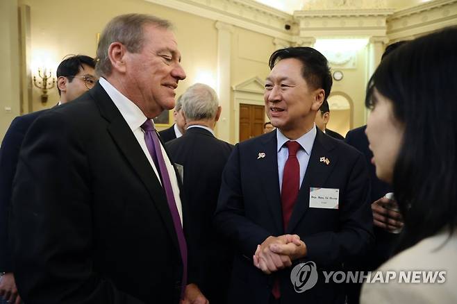 김기현, 미 하원 코리아코커스 의원들과 조찬간담회 (서울=연합뉴스) 국민의힘 김기현 대표가 12일(현지시간) 워싱턴 D.C에서 미국 하원 코리아코커스 의원들과 조찬 간담회를 하기에 앞서 담소를 나누고 있다. 2023.7.13 [국민의힘 제공. 재판매 및 DB금지] uwg806@yna.co.kr