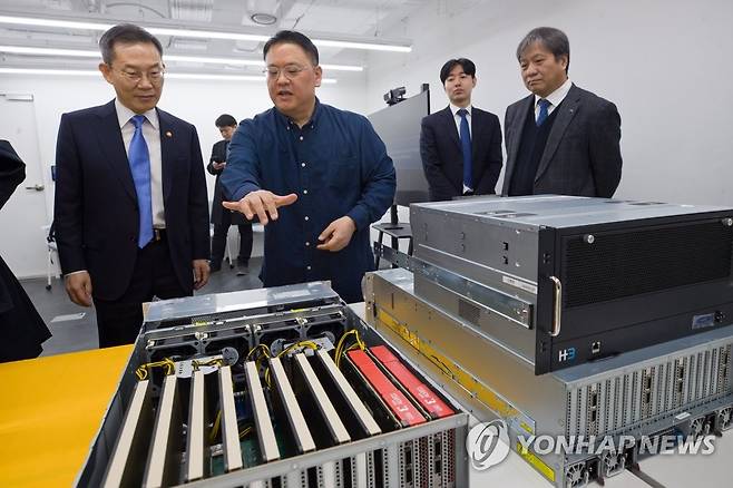 데이터처리가속기(DPU) 연구현장 방문한 이종호 장관 (서울=연합뉴스) 이종호 과학기술정보통신부 장관이 2일 서울 관악구 망고부스트를 방문해 김장우 망고부스트 대표로부터 데이터처리가속기(DPU)에 대한 설명을 듣고 있다. 2023.3.2 [과학기술정보통신부 제공. 재판매 및 DB 금지] photo@yna.co.kr