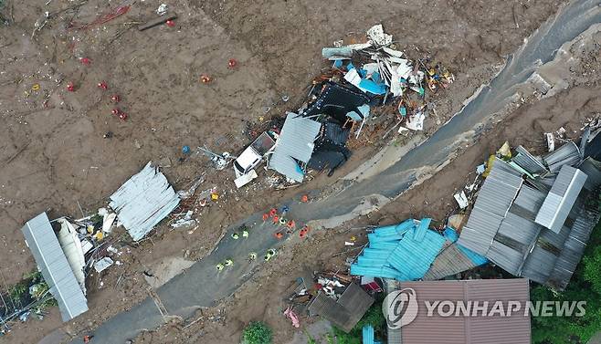 산사태로 초토화된 마을 (예천=연합뉴스) 윤관식 기자 = 지난 15일 오후 경북 예천군 효자면 백석리의 한 마을이 집중호우로 인한 산사태로 초토화된 모습을 보이고 있다.
    이 마을에서 주택 5가구가 매몰돼 4명이 사망하고 1명을 수색 중이다. 2023.7.15 psik@yna.co.kr