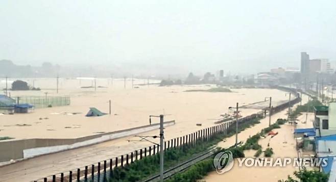 청주 침수 (서울=연합뉴스) 집중호우가 이어지고 있는 15일 침수된 청주 강내면 일대. 2023.7.15 [독자 제공. 재판매 및 DB 금지] photo@yna.co.kr