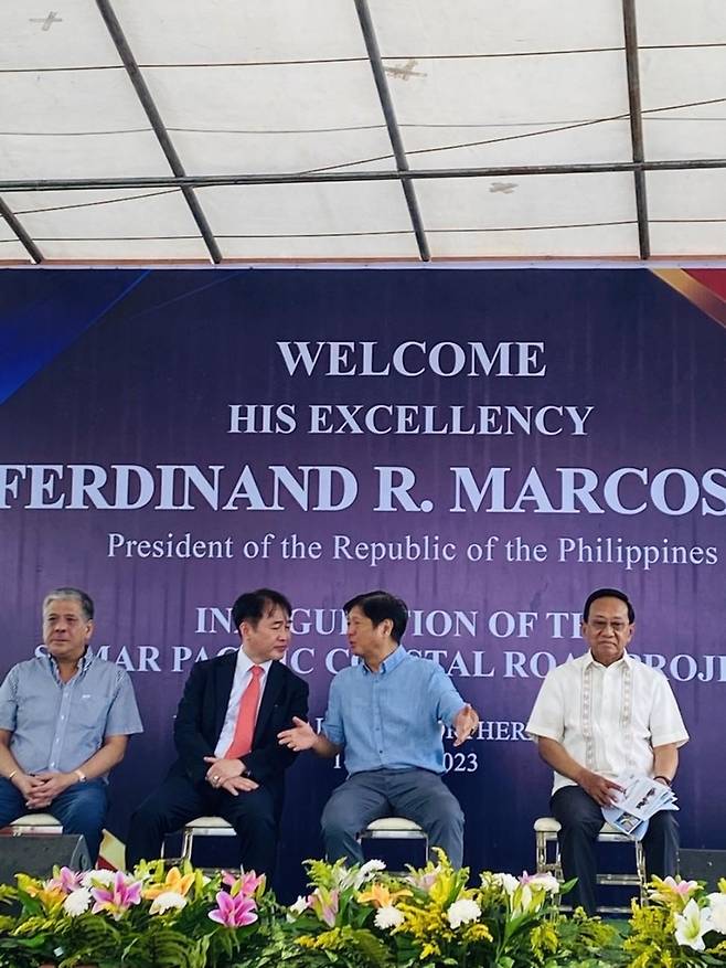 필리핀 사마르 해안도로 완공식에 참석한 마르코스 대통령과 이상화 대사  [주필리핀한국대사관 제공. 재판매 및 DB 금지]