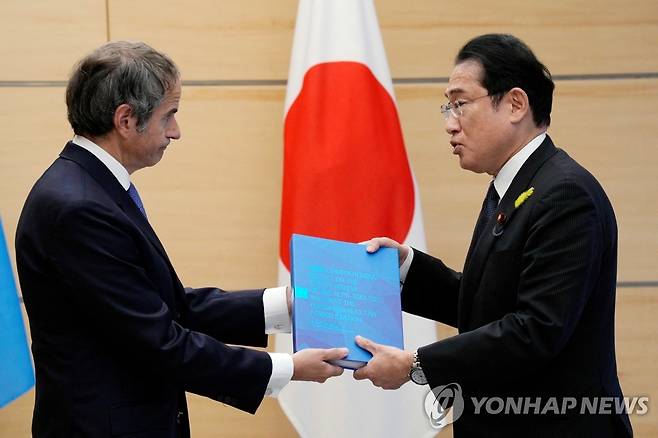 기시다 日총리에 오염수 종합보고서 전달하는 IAEA 사무총장 (도쿄 로이터=연합뉴스) 라파엘 그로시 국제원자력기구(IAEA) 사무총장(왼쪽)이 지난 4일 일본 도쿄에서 기시다 후미오 총리를 만나 후쿠시마 제1원자력발전소 오염수의 해양 방류 계획에 관한 종합보고서를 전달하고 있다. 2023.07.16 
[로이터 연합뉴스 자료사진. 재판매 및 DB 금지]