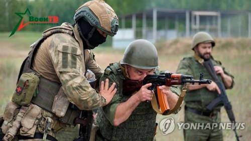 바그너그룹 용병들의 벨라루스군 교육 장면 (로이터=연합뉴스) 벨라루스 국방부는 14일(현지시간) 러시아 용병단 바그너그룹 군인들이 자국 군사지역에서 벨라루스 사병들의 군사 훈련을 돕는 교관 업무를 수행하고 있다고 밝히고 관련 영상을 공개했다. [벨라루스 국방부 화면 제공. 재판매 및 DB 금지]