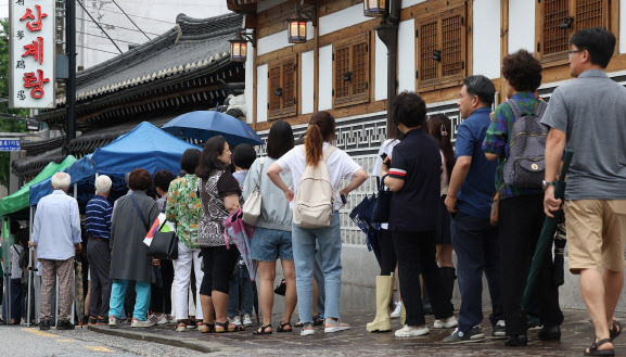 초복인 지난 11일 서울 시내 한 삼계탕집 앞에 시민과 외국인들이 줄을 서고 있다. (사진=연합뉴스)