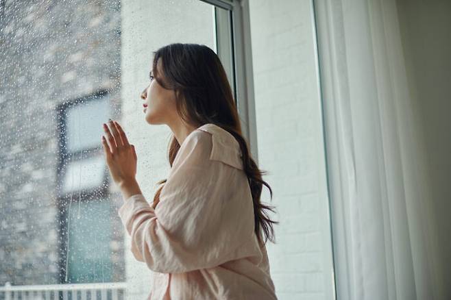 장마철에는 흔히 계절성 우울증을 겪는다. 여성의 경우 유산소 운동을 통해 우울증 위험을 줄일 수 있다. [사진=게티이미지뱅크]