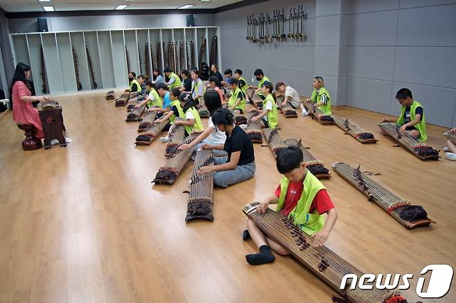 영동 난계국악체험촌에서 어린이들이 국악체험을 하고 있다. (영동군 제공) /뉴스1