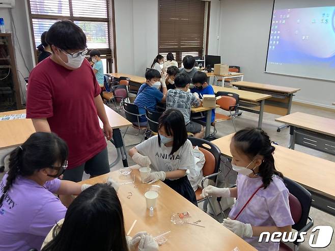 여름방학캠프 과학실험교실.(화천군 제공)