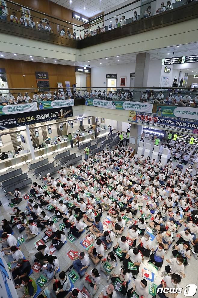 경기지역 일부 병원이 지난주 총파업에 이어 내주에도 개별 파업에 나선 17일 오전 경기 수원시 영통구 아주대학교병원 로비에서 조합원들이 전면 파업 출정식을 하고 있다. 2023.7.17/뉴스1 ⓒ News1 김영운 기자