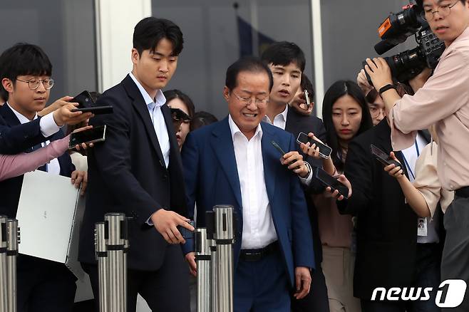 홍준표 대구시장이 17일 오후 서울 여의도 국회에서 윤재옥 국민의힘 원내대표와 면담을 마친 뒤 취재진 질문을 받고 있다. 2023.7.17/뉴스1 ⓒ News1 황기선 기자