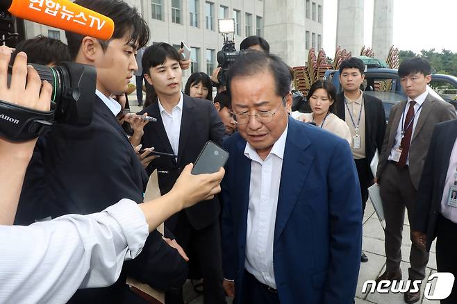 홍준표 대구시장이 17일 오후 서울 여의도 국회에서 윤재옥 국민의힘 원내대표와 면담을 마친 뒤 취재진 질문을 받고 있다. 2023.7.17/뉴스1 ⓒ News1 황기선 기자