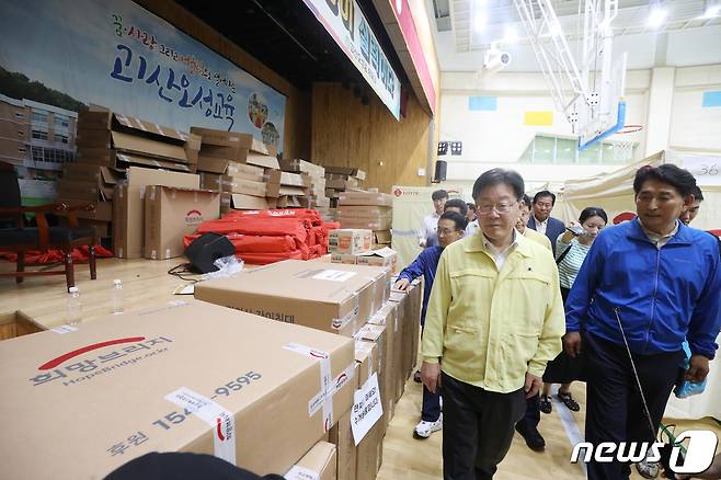 이재명 더불어민주당 대표가 16일 오후 충북 괴산오성중학교에 마련된 괴산댐 월류 이재민 대피소에서 구호물품과 시설물을 살펴보고 있다. 2023.7.16/뉴스1 ⓒ News1 황기선 기자