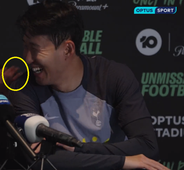 웃는 손흥민과 토닥이는 엔지 포스테코글루 감독의 손(노란 원 안). 사진┃Optus Sport