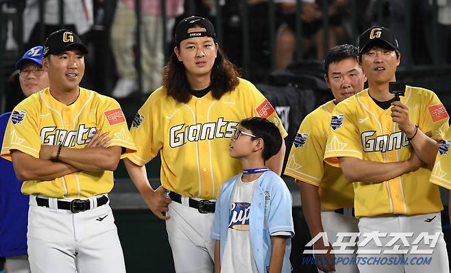 이제는 어엿한 롯데 자이언츠 마무리 투수 김원중 '형들과 함께 사직구장에서 즐기는 올스타전'