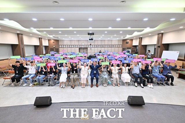 경기 포천시가 직원과 소통하고 공감행정을 위한 '백문백답, 시장님과 함께하는 공감·소통콘서트'를 가졌다. 대화에서 직원들은 △주차장 부족에 따른 직원 주차장 확보 △민원인과 갈등 해소 방법 △공직업무로 인한 스트레스 해소법 등 다양한 질문들을 이어갔다./포천시