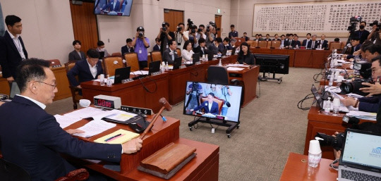 17일 국회 법제사법위원회에서 김도읍 위원장이 전체회의를 진행하고 있다. 사진=연합뉴스