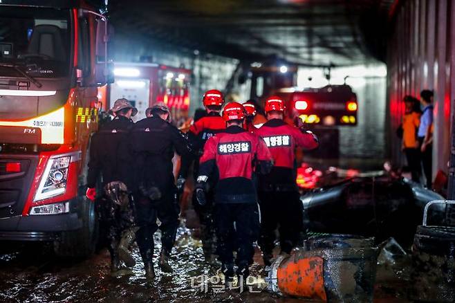 17일 새벽 충북 청주시 흥덕구 오송읍 궁평2지하차도에서 해양 경찰, 소방 등 구조대원들이 도보 수색을 벌이고 있다. ⓒ뉴시스