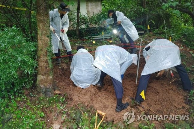 경찰이 지난 11일 오후 전남 광양시 한 야산 주변에서 암매장된 것으로 추정되는 출생 미신고 영아 시신을 수색하고 있다. ⓒ연합뉴스