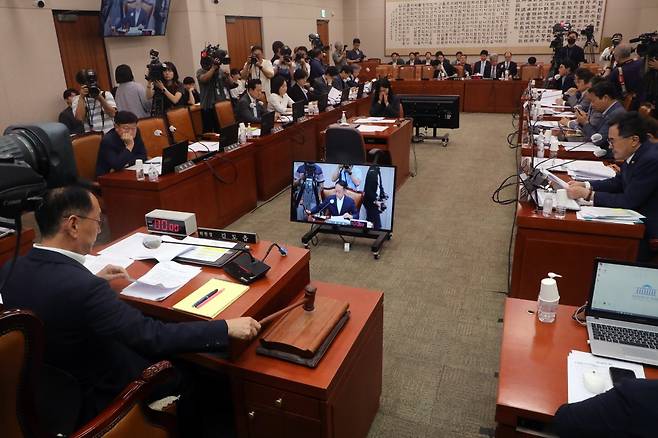 김도읍 국회 법사위원장이 17일 오후 서울 여의도 국회에서 열린 법제사법위원회 전체회의에서 의사봉을 두드리고 있다. 뉴스1