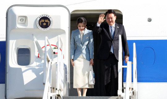 북대서양조약기구(NATO·나토) 정상회의 참석과 리투아니아 방문 일정을 마친 윤석열 대통령과 김건희 여사가 12일(현지시간) 빌뉴스 국제공항에서 다음 방문지인 폴란드로 출발하기 위해 전용기인 공군 1호기에 올라 환송객들에게 인사하고 있다.    [빌뉴스[리투아니아]=연합뉴스]