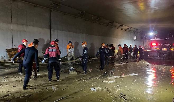 17일 해양경찰청 중앙해양특수구조단 대원들이 폭우로 침수된 충북 청주 오송읍 궁평2 지하차도에서 소방 등 관계기관과 실종자 수색을 하고 있다. 해양경찰청 제공.