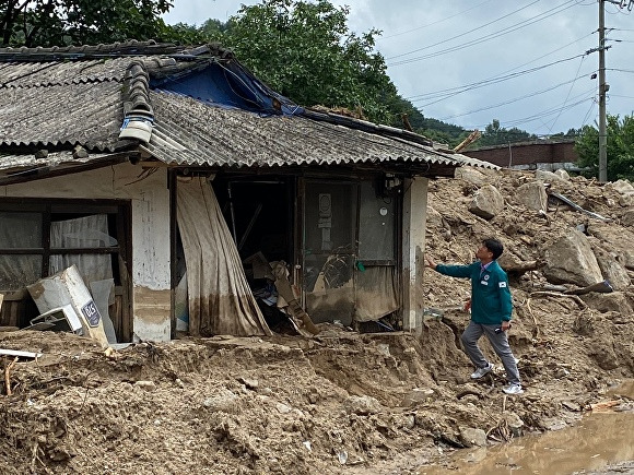 경북도가 비탈면 붕괴 대비 주택 긴급 안전점검에 나서고 있다. [사진=경북도청]