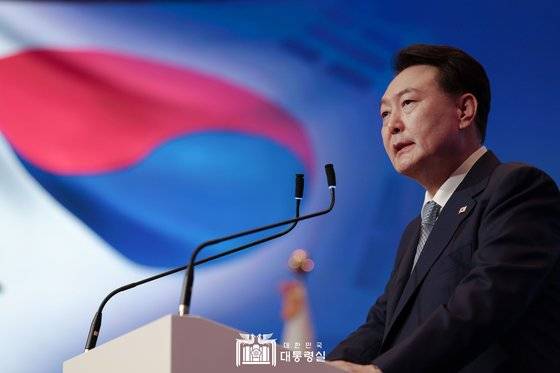 윤석열 대통령이 14일(현지 시간) 폴란드 바르샤바의 한 호텔에서 열린 한·폴란드 비즈니스포럼에서 축사를 하고 있다. 대통령실