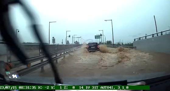 오전 8시31분35초. 지하차로의 끝이 보인다. 타이어가 거의 물에 잠겼다. 제보영상
