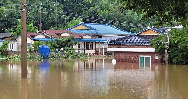 지난 15일 충남 부여군 세도면 사산1리 한 마을이 물에 잠겨 있다. 부여군 제공