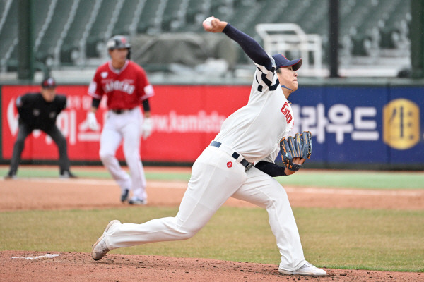 시범경기에서 역투하고 있는 이민석. 국제신문 DB