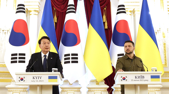 Korean President Yoon Suk Yeol, left, and Ukrainian President Volodymyr Zelensky hold a joint press conference at the Mariinsky Palace, the official presidential residence, in Kyiv on Saturday. [PRESIDENTIAL OFFICE]
