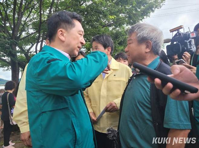 17일 충남 청양의 한 농민이 김기현 국민의힘 대표(왼쪽)에게 불만 사항을 토로하고 있다.&nbsp; &nbsp;사진=안소현 기자