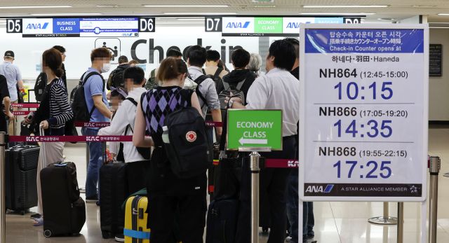 김포국제공항 출국장에서 일본 하네다로 떠나는 여행객들이 탑승수속을 위해 줄을 서고 있다. 연합뉴스