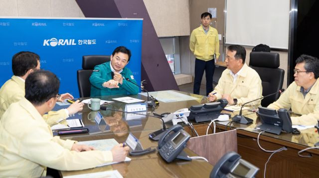 원희룡 국토교통부 장관이 17일 대전 한국철도공사 관제 운영상황실에서 열린 철도 복구상황 긴급점검 회의를 주재하고 있다. 국토교통부 제공