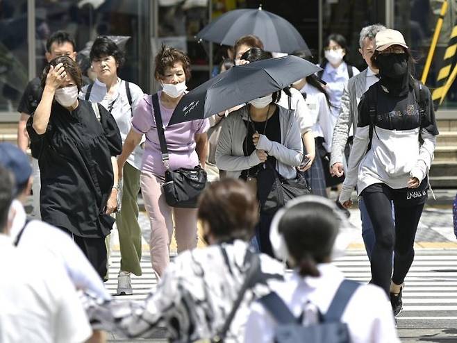 7일 오사카 시내를 걷는 시민들 / 사진=연합뉴스